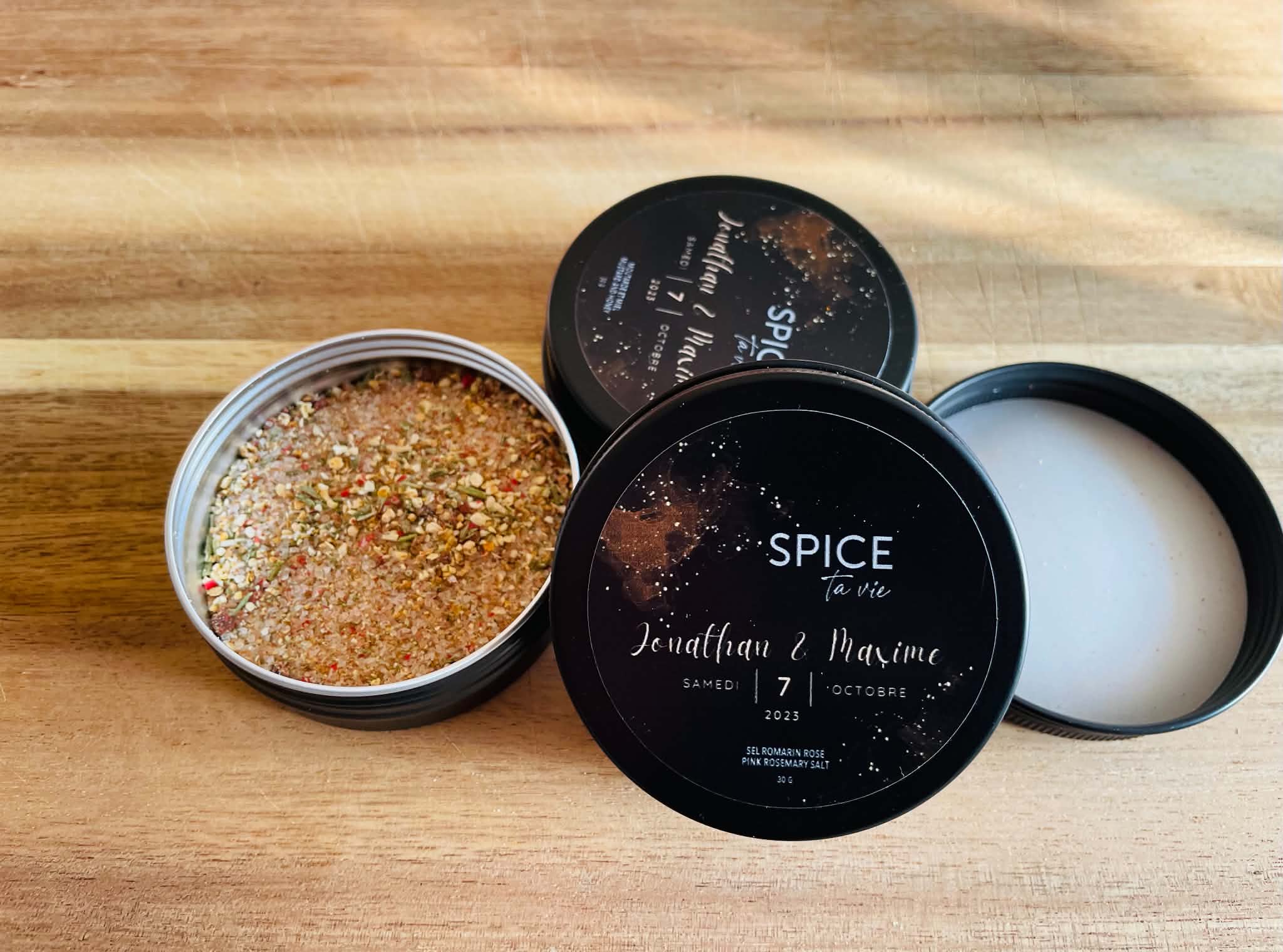 Pots Spice ta vie personnalisés pour un mariage, avec les noms des mariés et la date